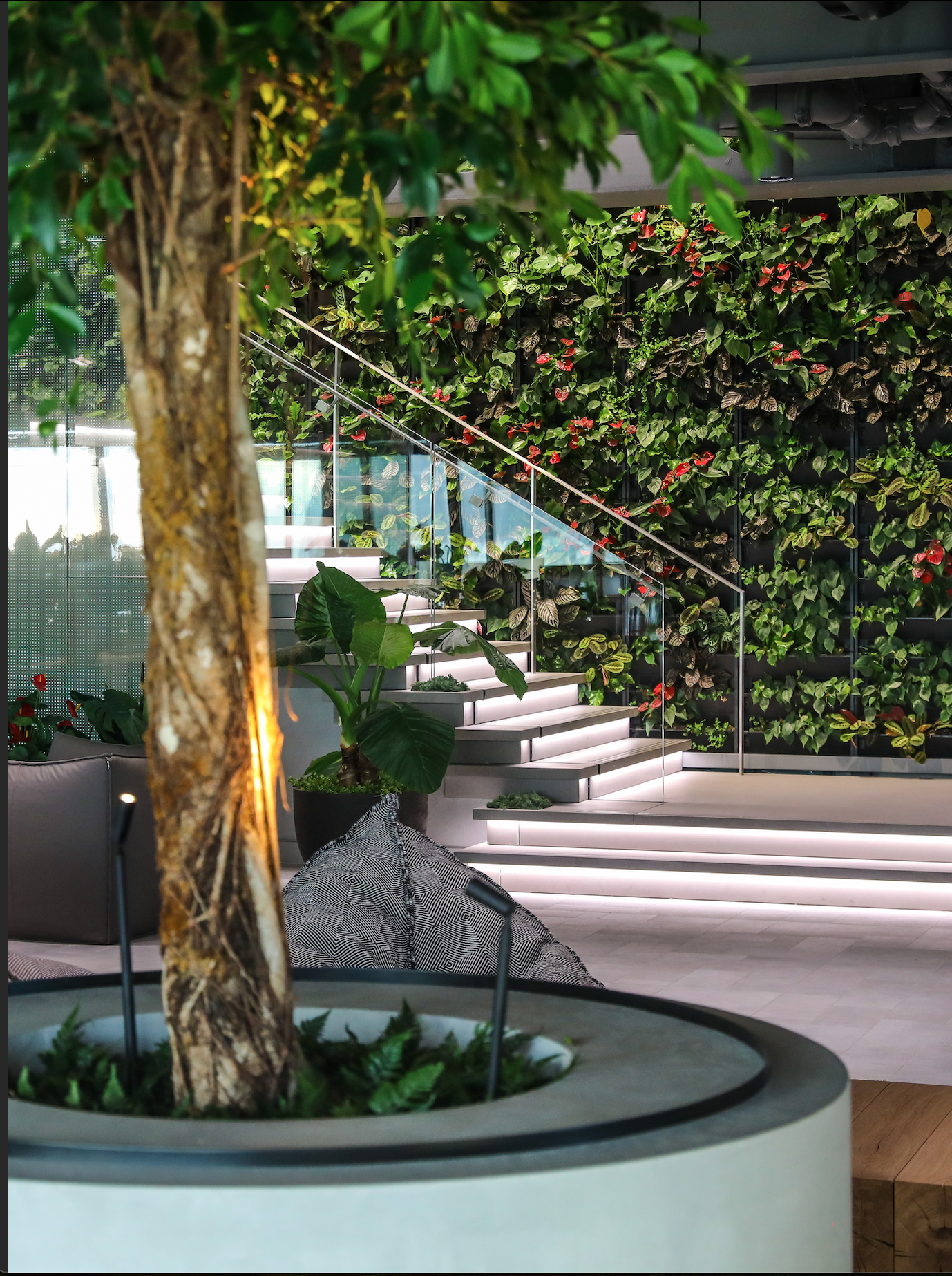 Quadrature employee working at table